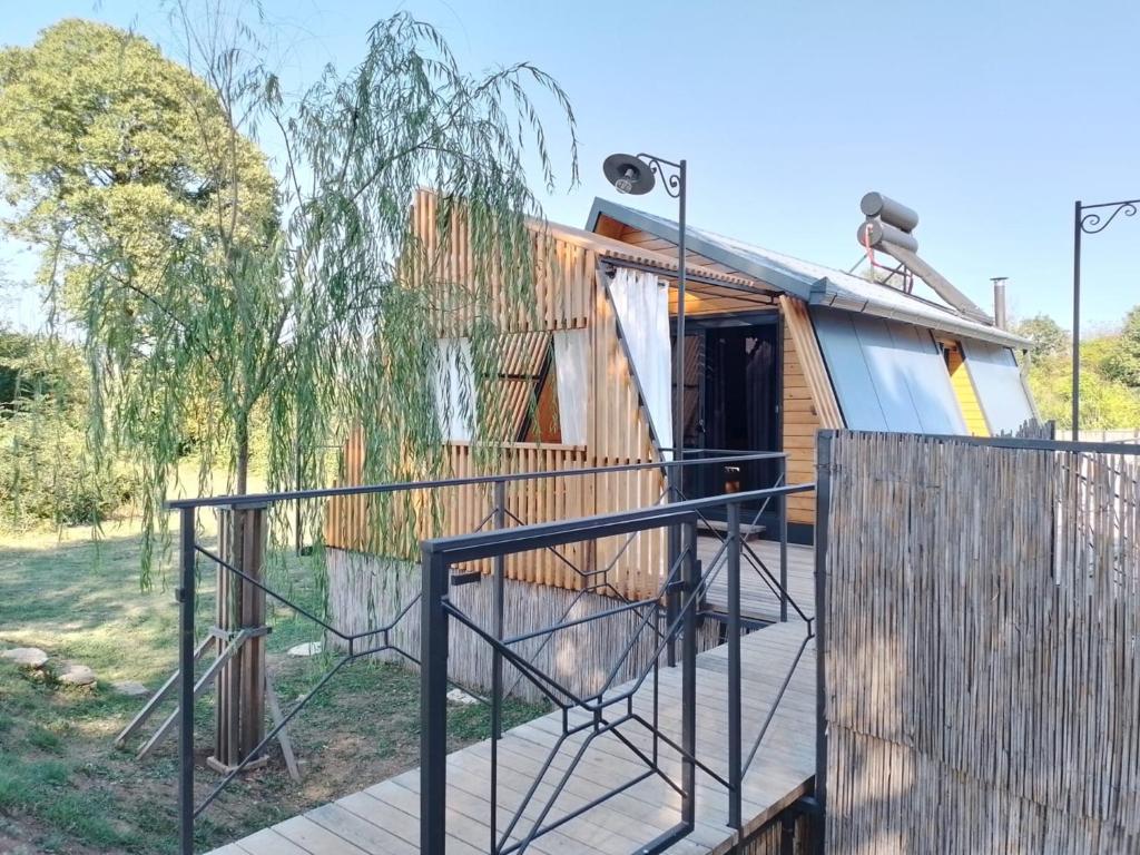 柳布什基Glamping House Two Rivers的一座带门和栅栏的房子