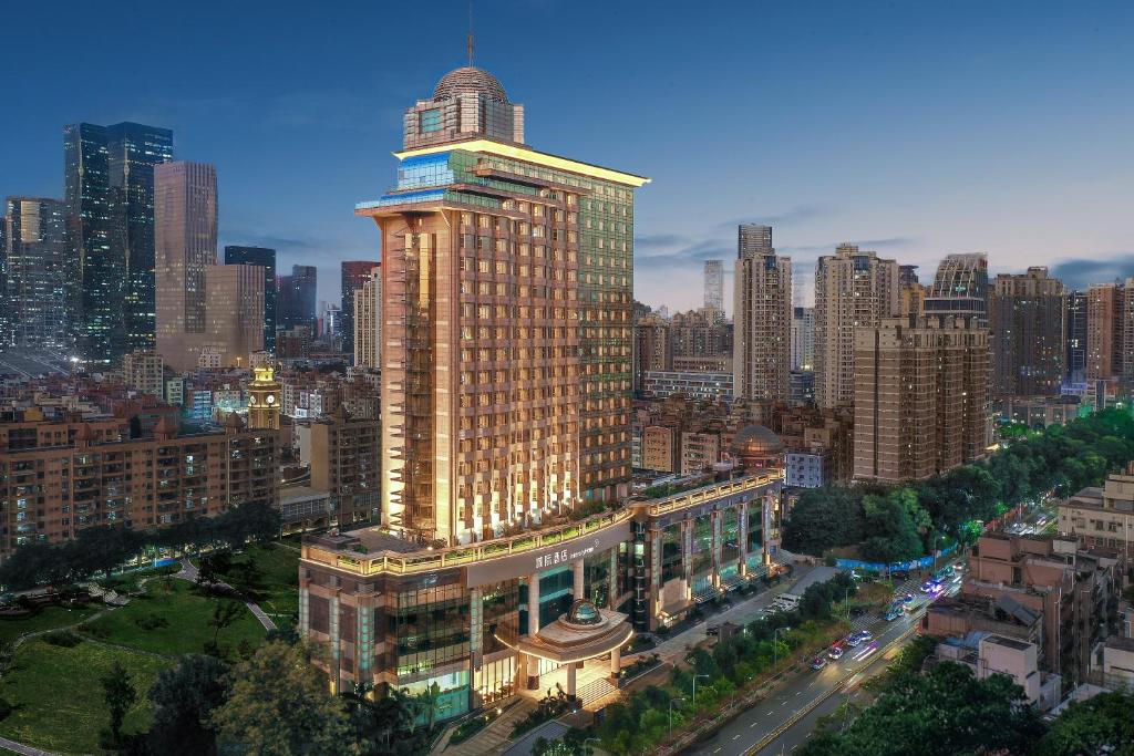 深圳深圳福田皇岗城际酒店的一座大建筑,上面有塔楼