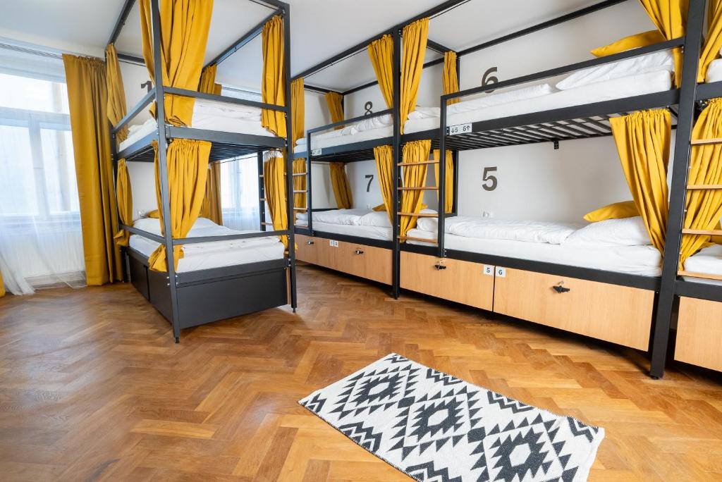 布拉格White Wolf House Hostel & Apartments的客房设有四张双层床,铺有木地板。