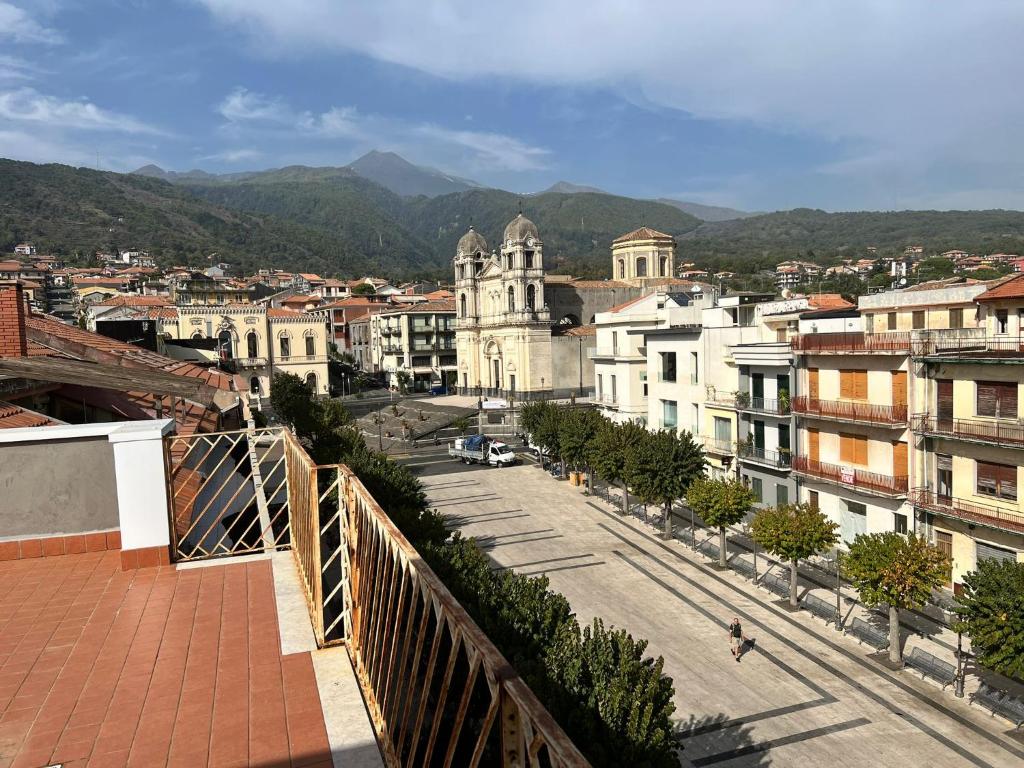 扎费拉纳-埃特内阿Casa vacanze al castello的阳台享有城市美景。
