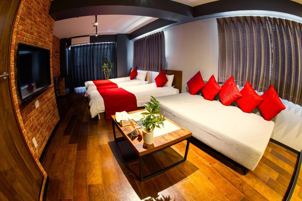 大阪e-stay namba 的一间酒店客房,设有两张床和电视