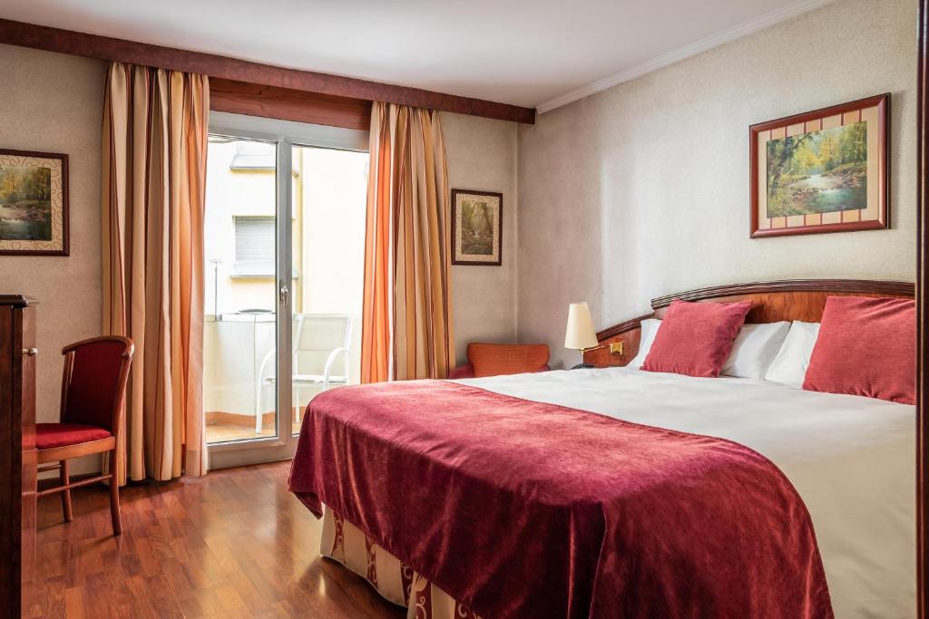 安道尔城ALEGRIA President的一间设有大床和窗户的酒店客房