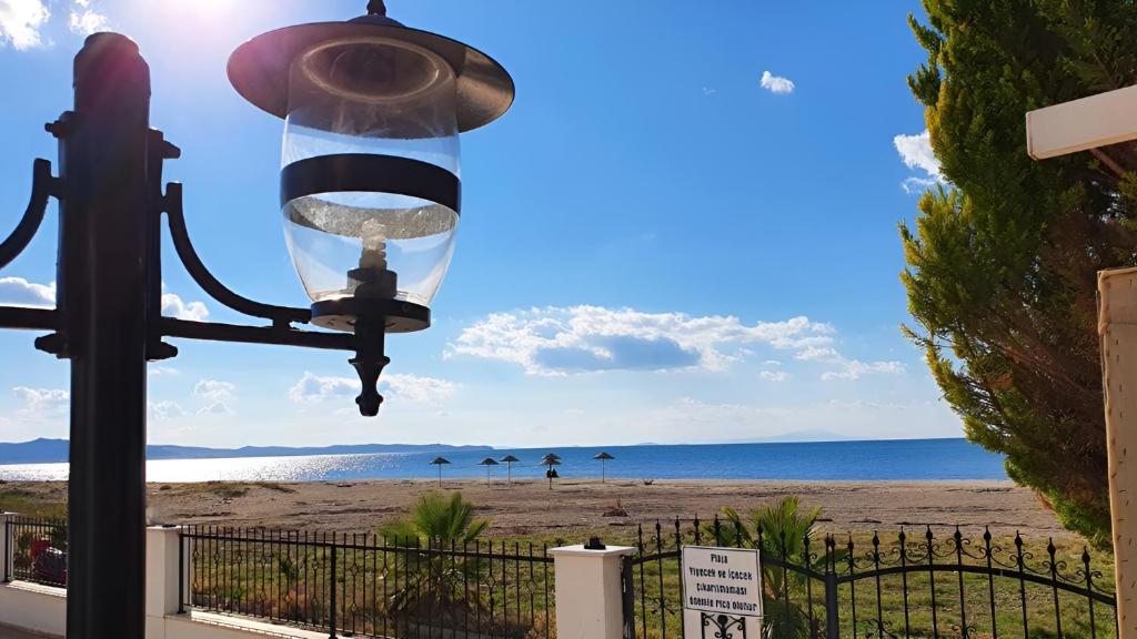 BurhaniyeAFYTOS ÖREN BEACH PRESTİJ的海滩边的街灯