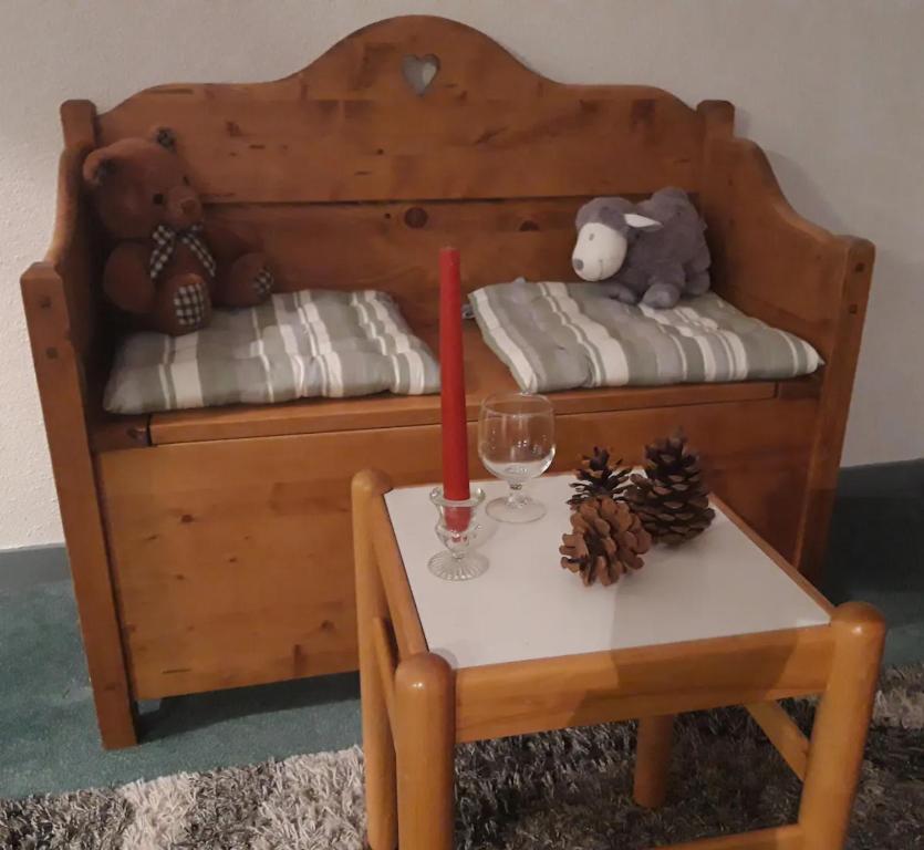 阿沃里亚兹Appartement Tilia - Avoriaz的一张木床,上面有桌子和红色的蜡烛