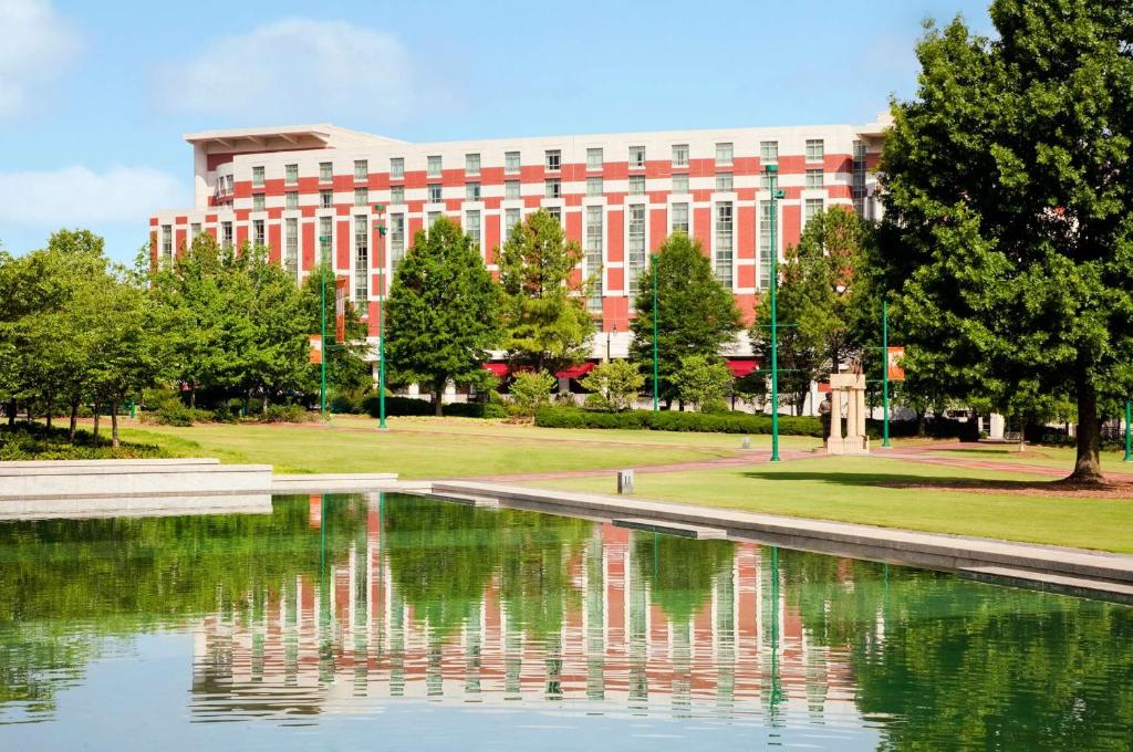 亚特兰大Embassy Suites by Hilton Atlanta at Centennial Olympic Park的水体中反射的建筑物