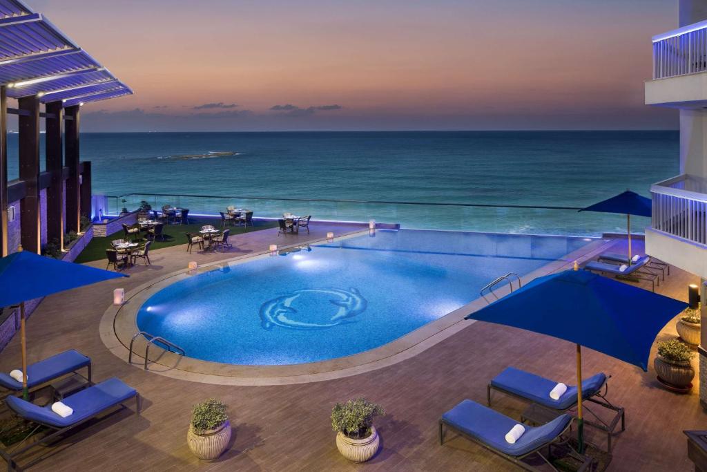 亚历山大Hilton Alexandria Corniche Hotel的海景游泳池