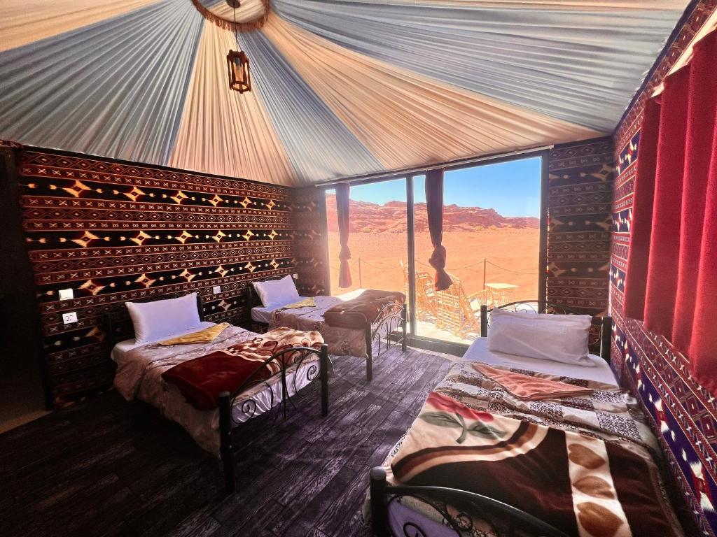 瓦迪拉姆瓦迪鲁姆天空之旅营地旅馆的一间设有床铺并享有沙漠景色的客房