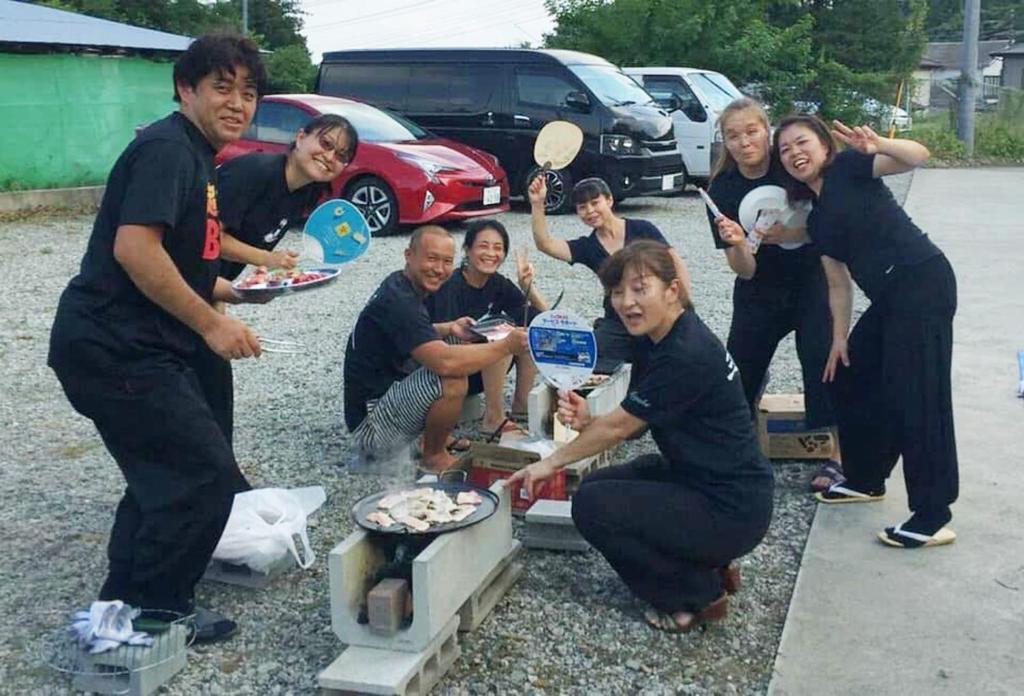 Yoshioka多目的スタジオ月兎園 BBQや花火できます #Ok1的一群人用食物来拍照