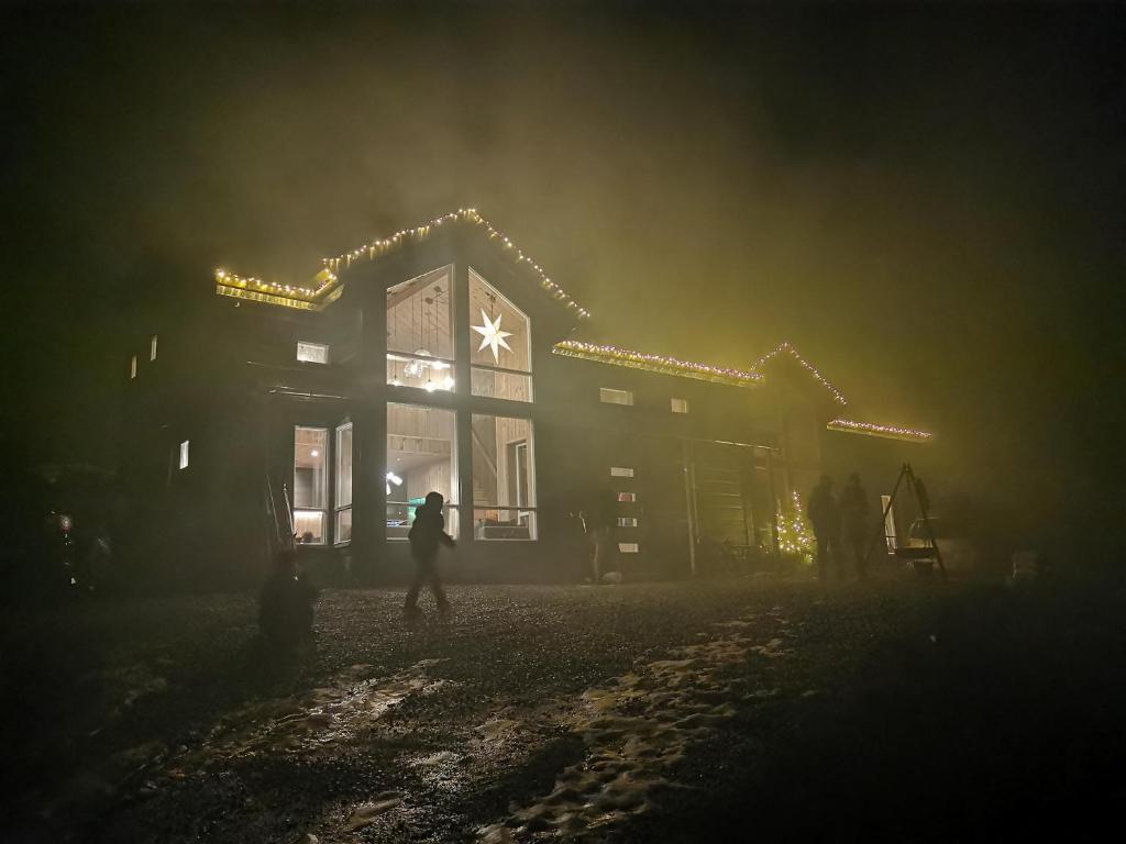 SaudaModerne hytte i Svandalen, Sauda - nær skisenter og natur的站在圣诞灯前的人