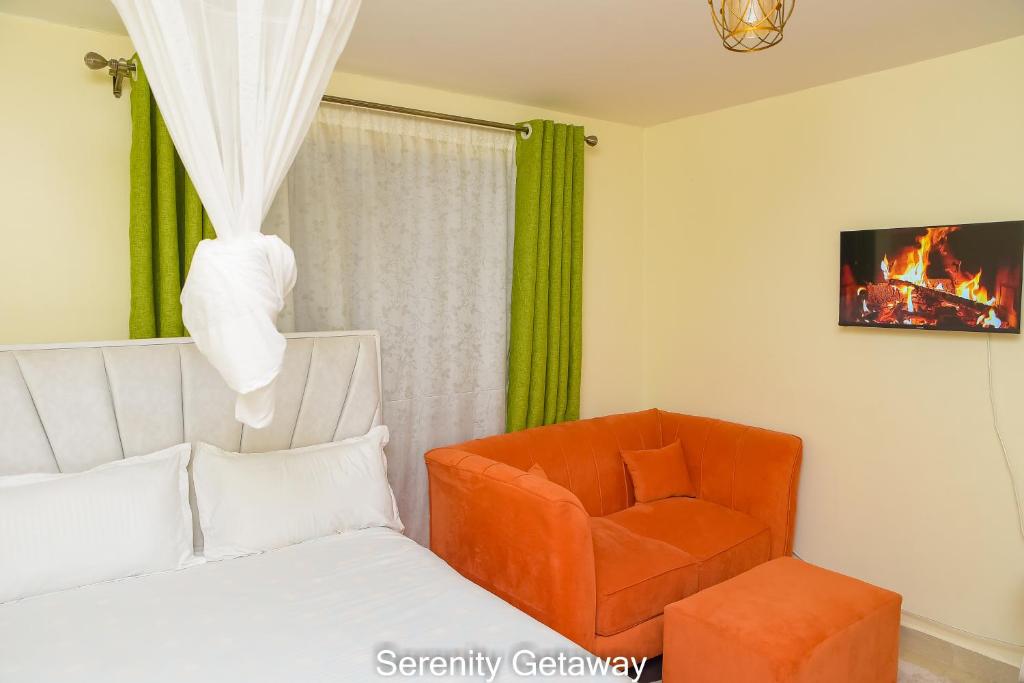 Serenity Getaway STUDIO apartment near JKIA & SGR with KING BED, WIFI, NETFLIX and SECURE PARKING的休息区