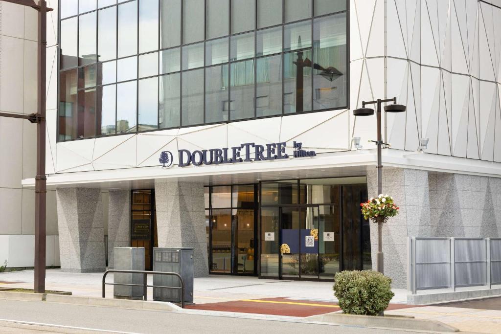 富山DoubleTree by Hilton Toyama的前面有标志的建筑