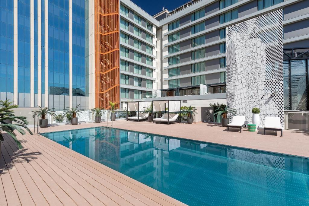马德里易美吉因巴塞罗酒店&度假村的游泳池的图片