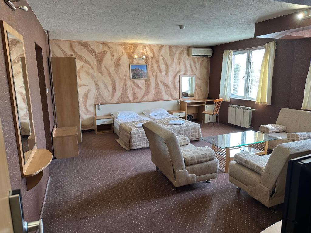索非亚Hotel Brod - Free Parking的酒店客房配有一张床铺和一张桌子。