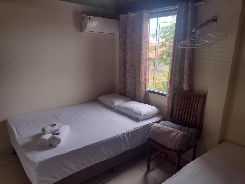 萨夸雷马Pousada Mar e Sol的一间小卧室,配有床和窗户