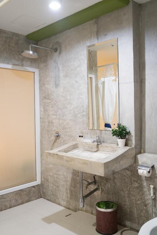 Qilombo Hostel Silom - HQ的一间浴室