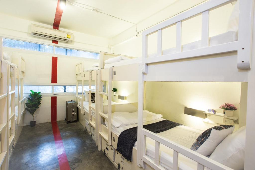 曼谷Qilombo Hostel Silom - HQ的宿舍间设有两张双层床。