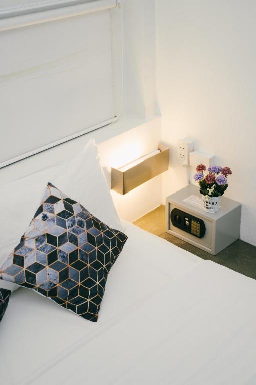 Qilombo Hostel Silom - HQ客房内的一张或多张床位