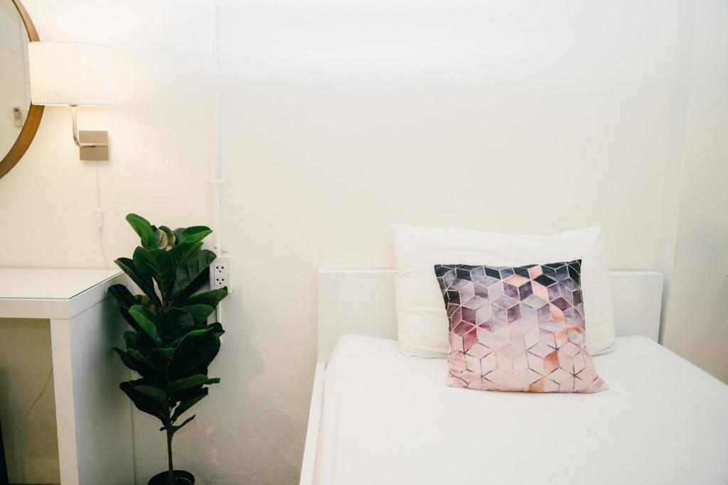 Qilombo Hostel Silom - HQ客房内的一张或多张床位
