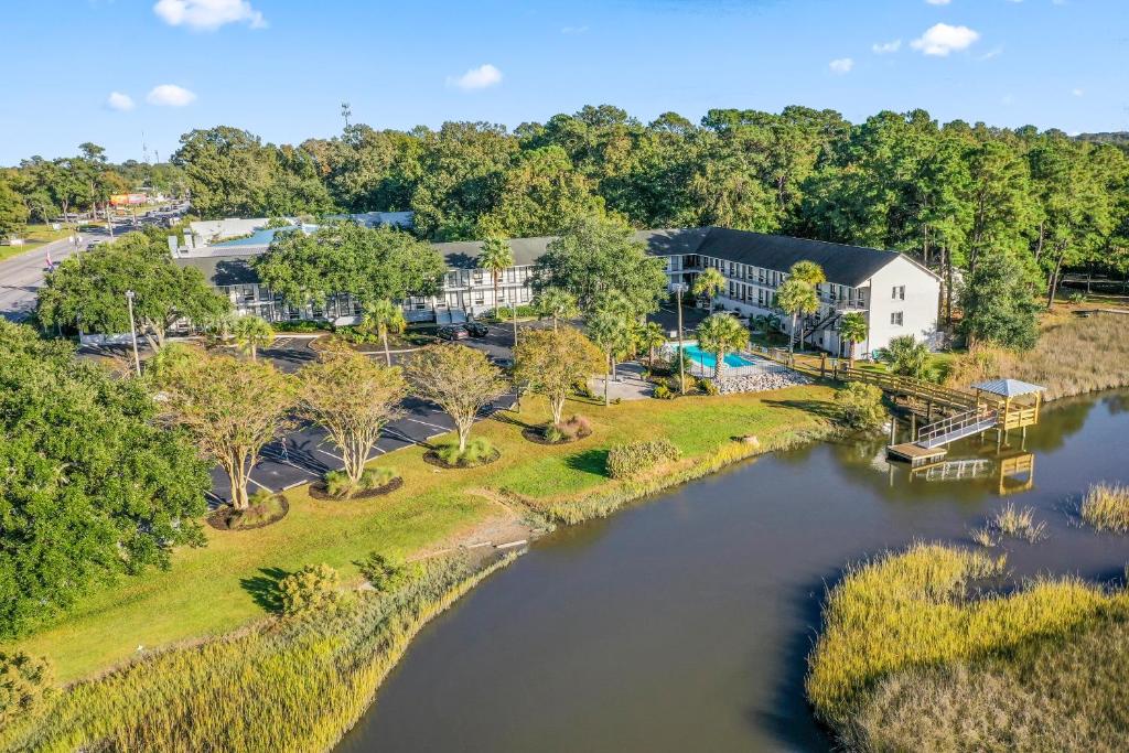 查尔斯顿Charleston Creekside Inn的享有河流度假胜地的空中景致