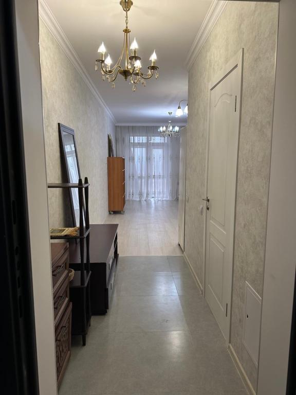 Prigorodnyyоднокомнатная квартира的走廊设有楼梯和吊灯