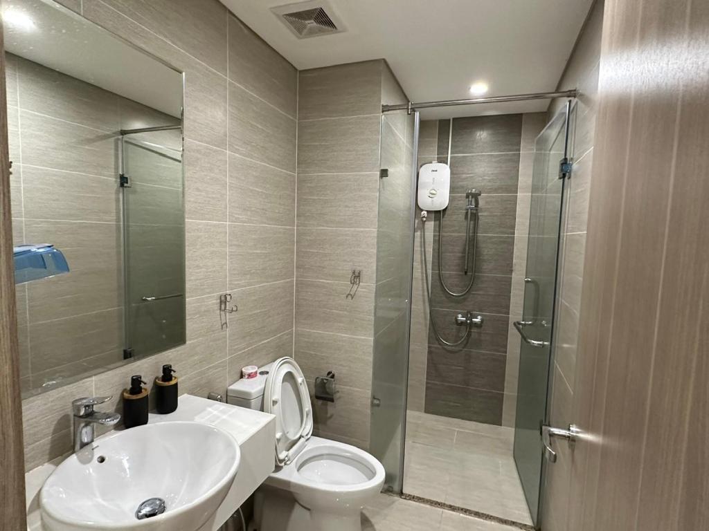 胡志明市An Nhiên Vinhome Grand Park 0425的带淋浴、卫生间和盥洗盆的浴室