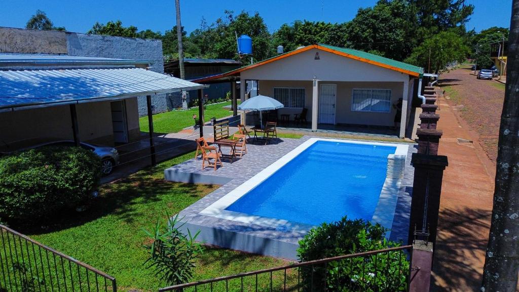 伊瓜苏港Lumay的房屋前有游泳池的房子