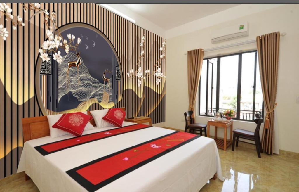 宁平TAMCOC VUTHANH FRIENDLY Hotel的一间卧室配有一张大床和一个吊灯。
