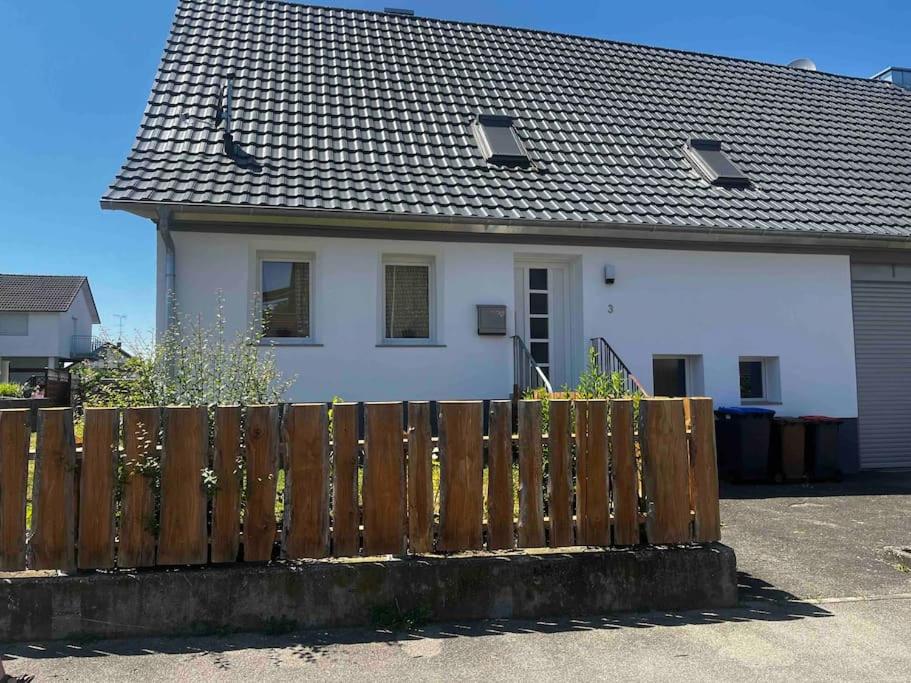 辛根Franzis Landhaus的前面有木栅栏的白色房子
