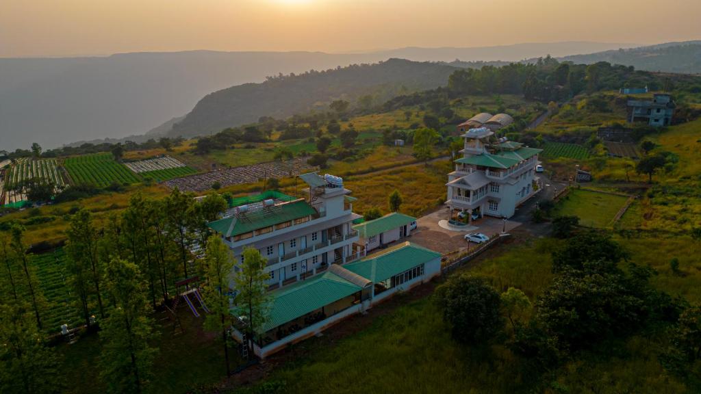 潘奇加尼Silver Galaxy Resort的山丘上建筑物的空中景观