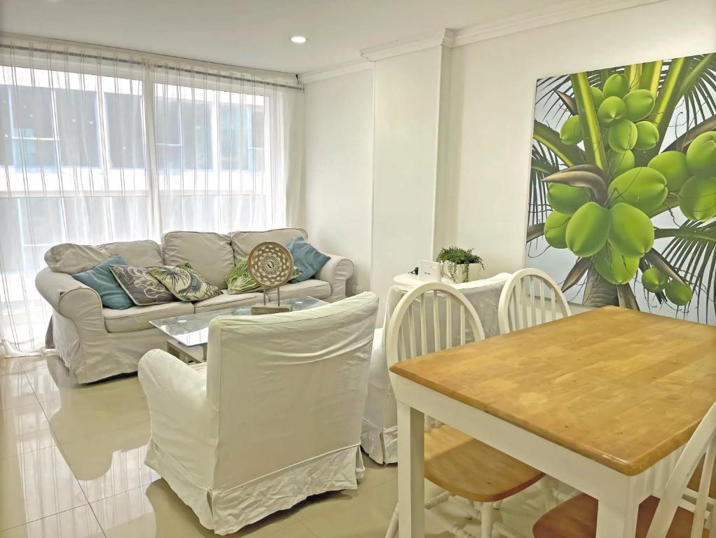 圣安德烈斯Espectacular Apartamento con Vista al Mar的客厅配有沙发和桌椅