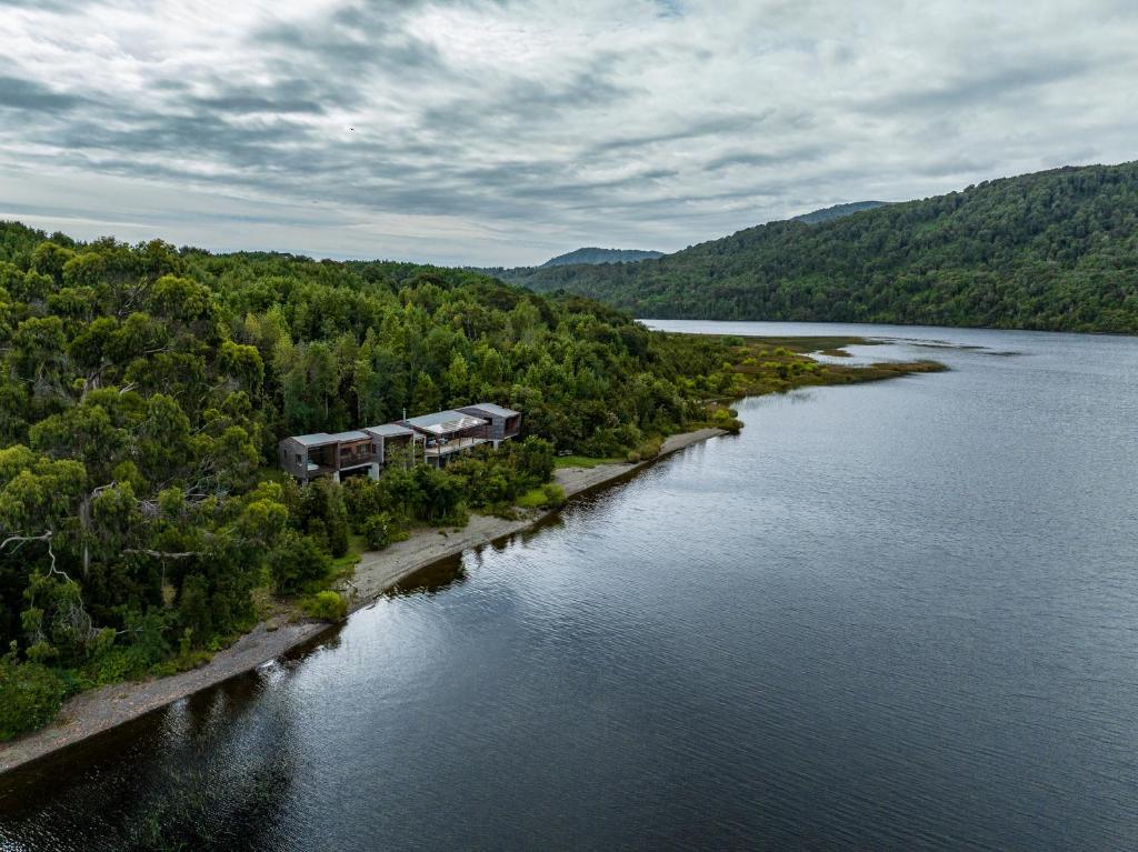 琼奇Casas Martín Pescador, Lago Huillinco, Chiloe的水体中间的一个岛屿