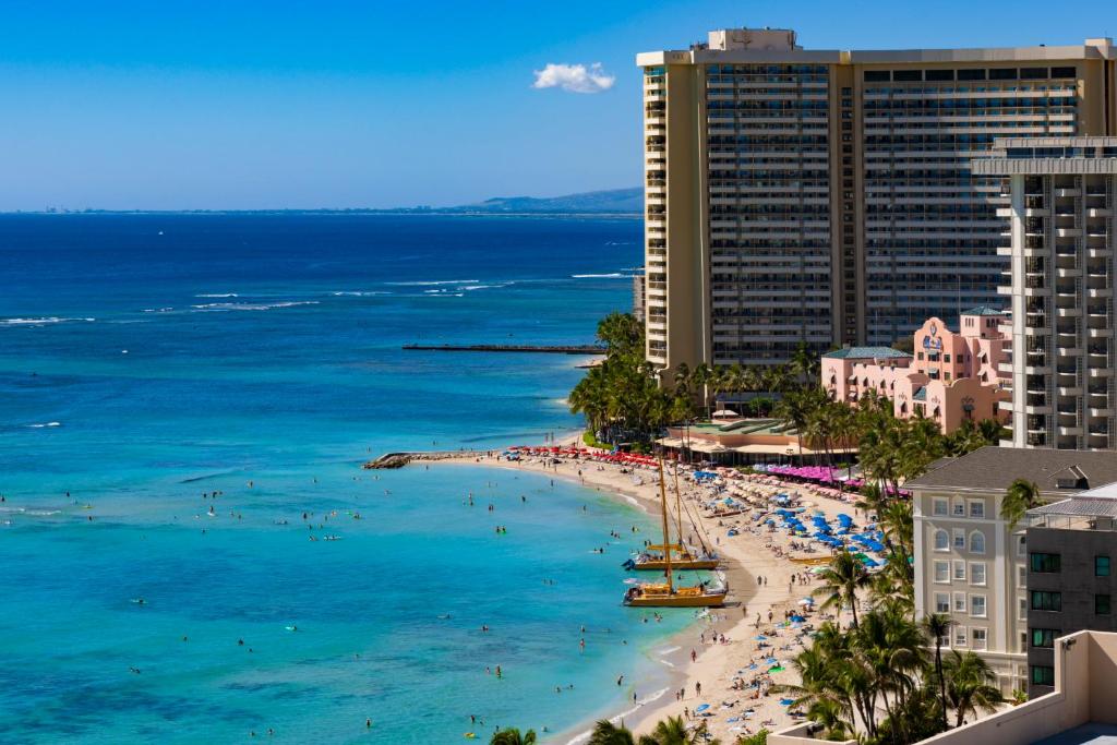 檀香山Ocean Front Spectacular Condo的享有海滩的空中景色,海与人