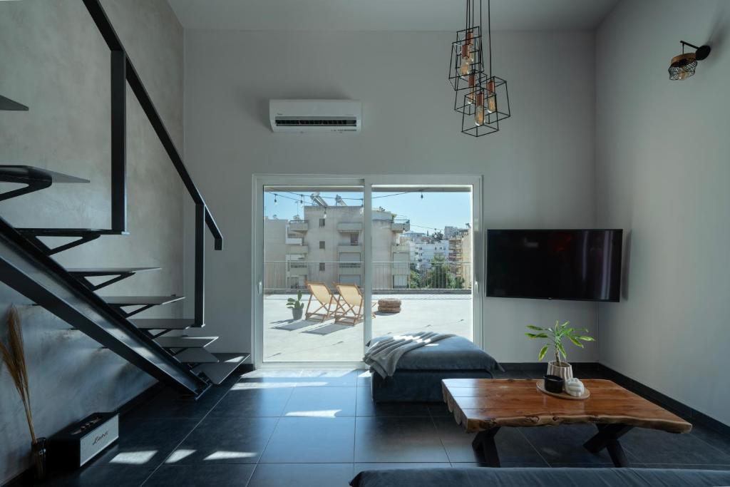 雅典One Shade of Grey Loft with Private Terrace的客厅配有沙发和桌子