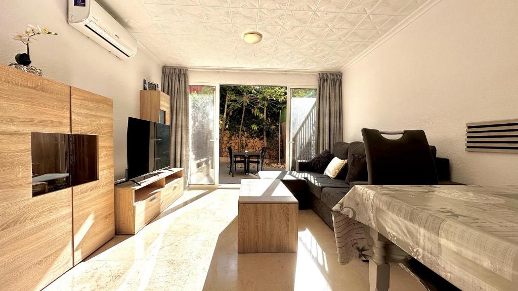 贝尼多姆Bungalow Playa Poniente Benidorm的带沙发和电视的客厅