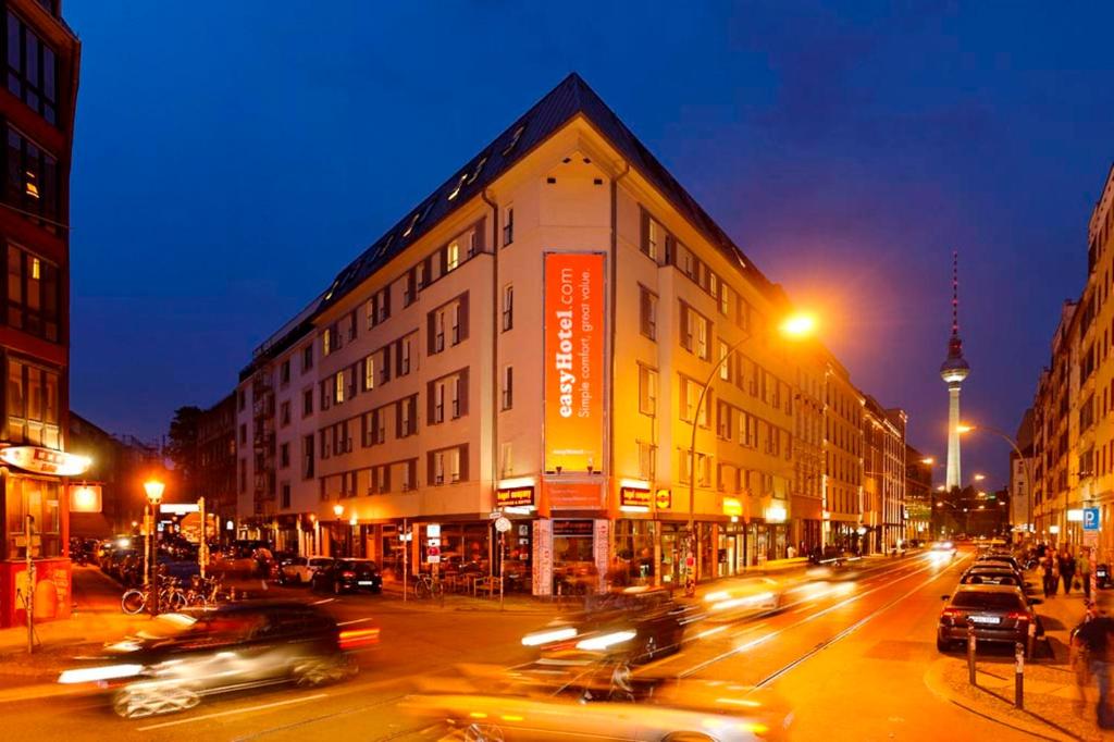 柏林柏林哈克市场便捷酒店的繁忙的城市街道,晚上有车