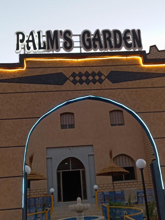 伊尔富德Palms Garden的一座带有棕榈园标志的建筑