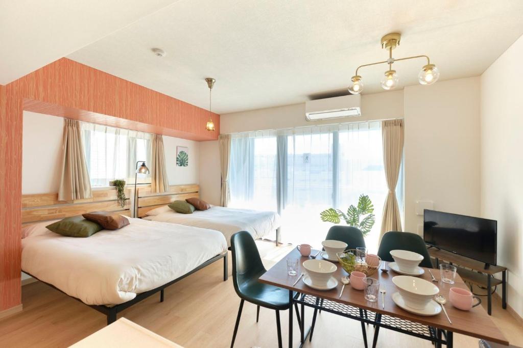 东京Modelo Sangenjaya - Vacation STAY 15699的一间酒店客房,配有两张床和一张餐桌