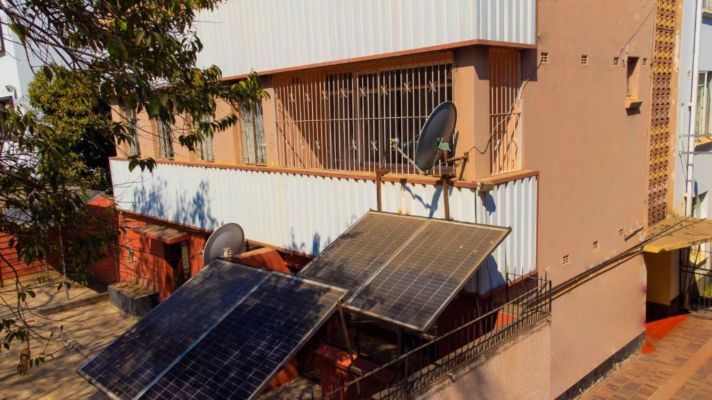 哈拉雷Fantastic location 1-Bed Apartment in Harare的建筑一侧的一组太阳能电池板