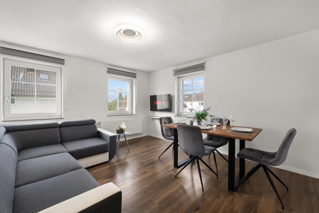 金茨堡ADN Suites - NETFLIX - modern and smart的客厅配有沙发和桌子