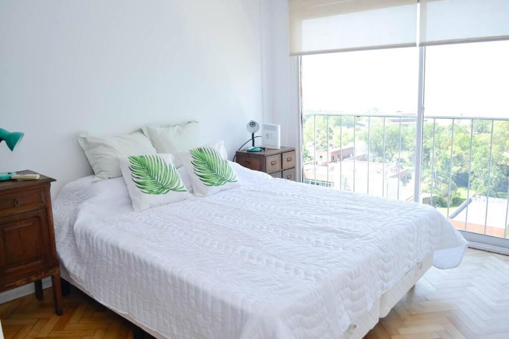 奥利沃斯Libertador 2785 by depptö的卧室配有白色的床和大窗户