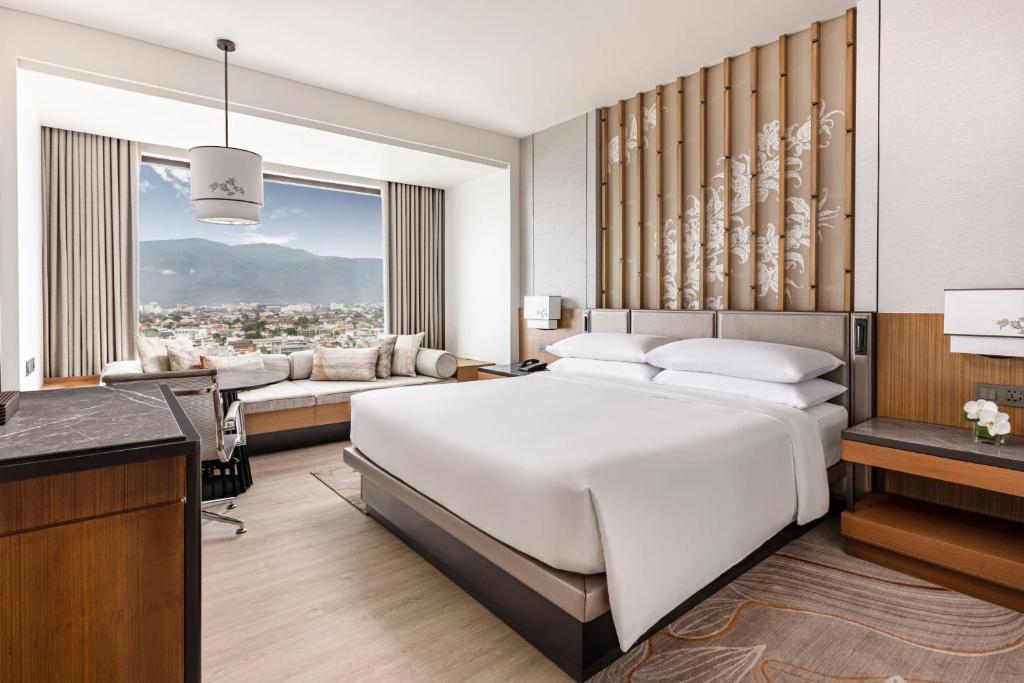 清迈Chiang Mai Marriott Hotel的卧室配有一张白色大床和一张书桌