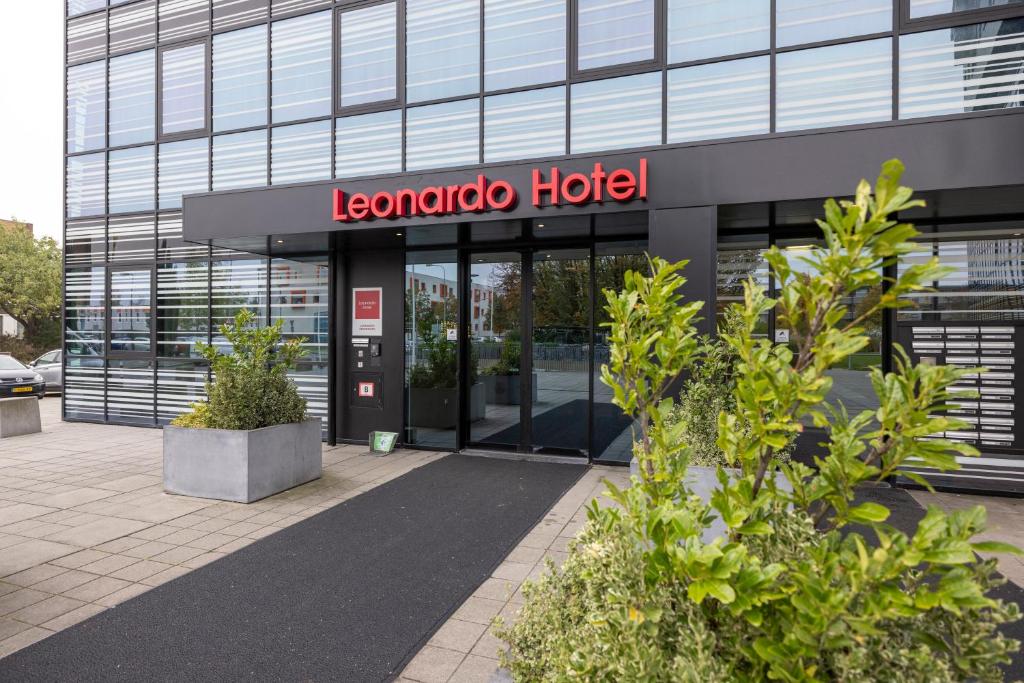 格罗宁根Leonardo Hotel Groningen的一座带有阅读Leanderosa酒店标志的建筑
