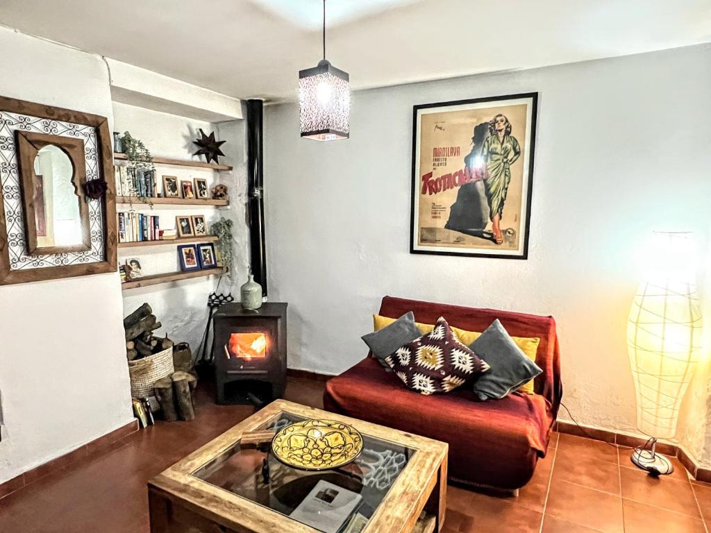 奥尔维拉Lemon Tree Patio的客厅设有红色的沙发和壁炉
