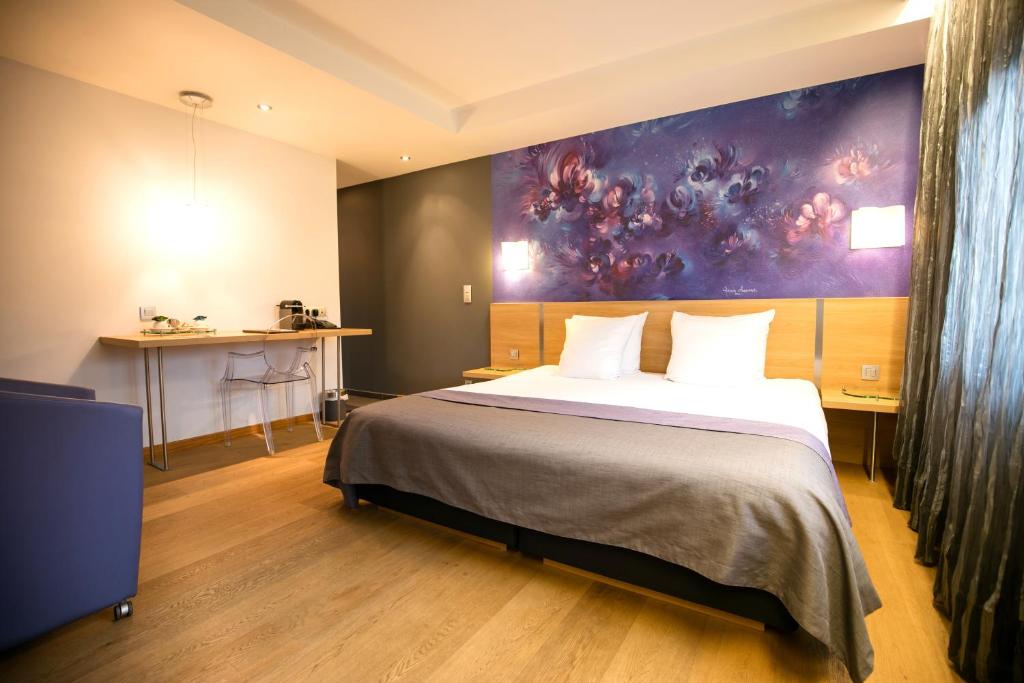 斯帕Hôtel-Restaurant L'Auberge的一间卧室配有一张壁画床