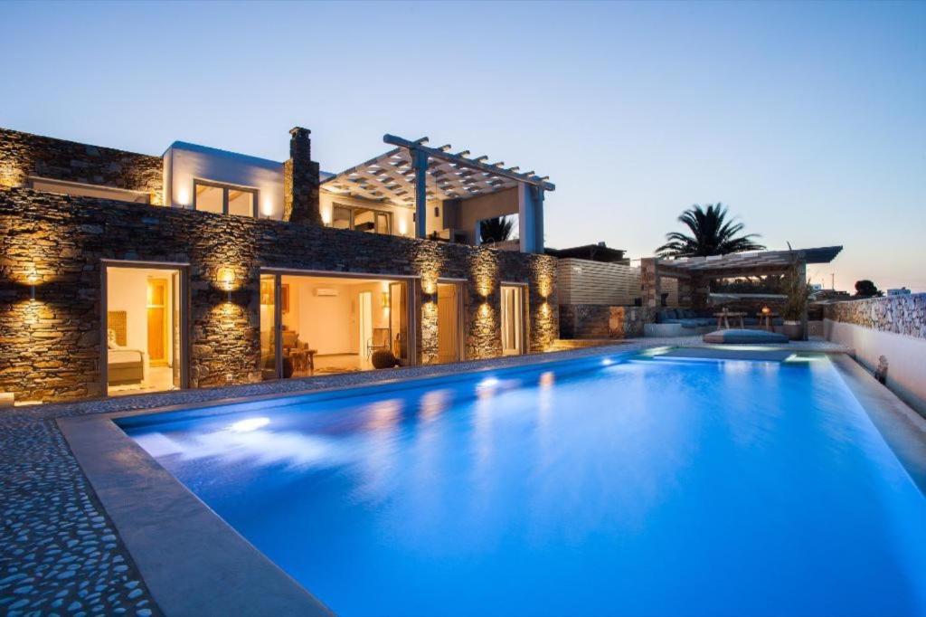 伊奥斯乔拉Ambiente Luxury Suites的房屋前的大型游泳池
