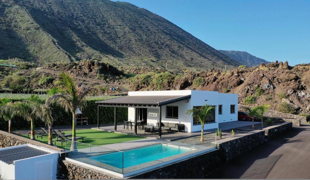 Los LlanillosCasa La Picota的山前带游泳池的房子