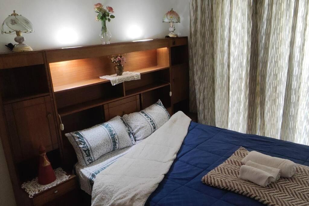 圣地亚哥Jose Anguita Apartament Con Estacionamiento Privado y Frente del Arauco Maipu A pasos del metro Baño privado的一间卧室配有一张带蓝色床单和枕头的床。