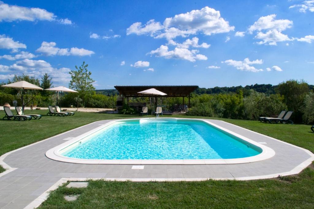 萨杜勒尼亚波焦德格利奥里维乡村民宿的一个带凉亭的庭院内的游泳池