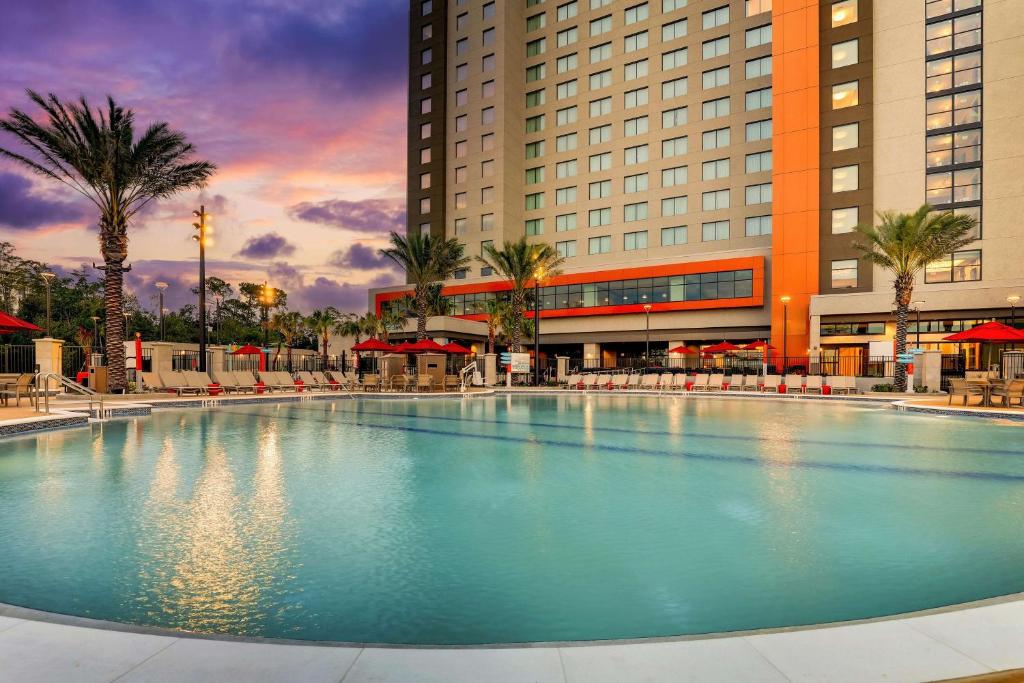 奥兰多Drury Plaza Hotel Orlando - Disney Springs Area的酒店前方的大型游泳池