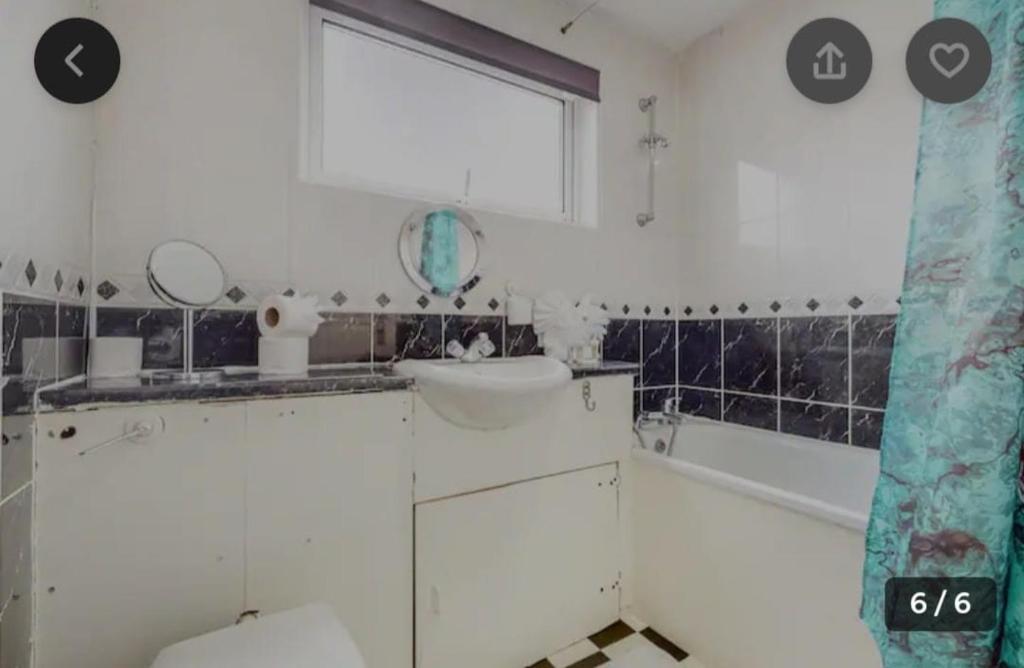 伦敦Richmond London 2 bed room Appartement的浴室配有盥洗盆、卫生间和浴缸。